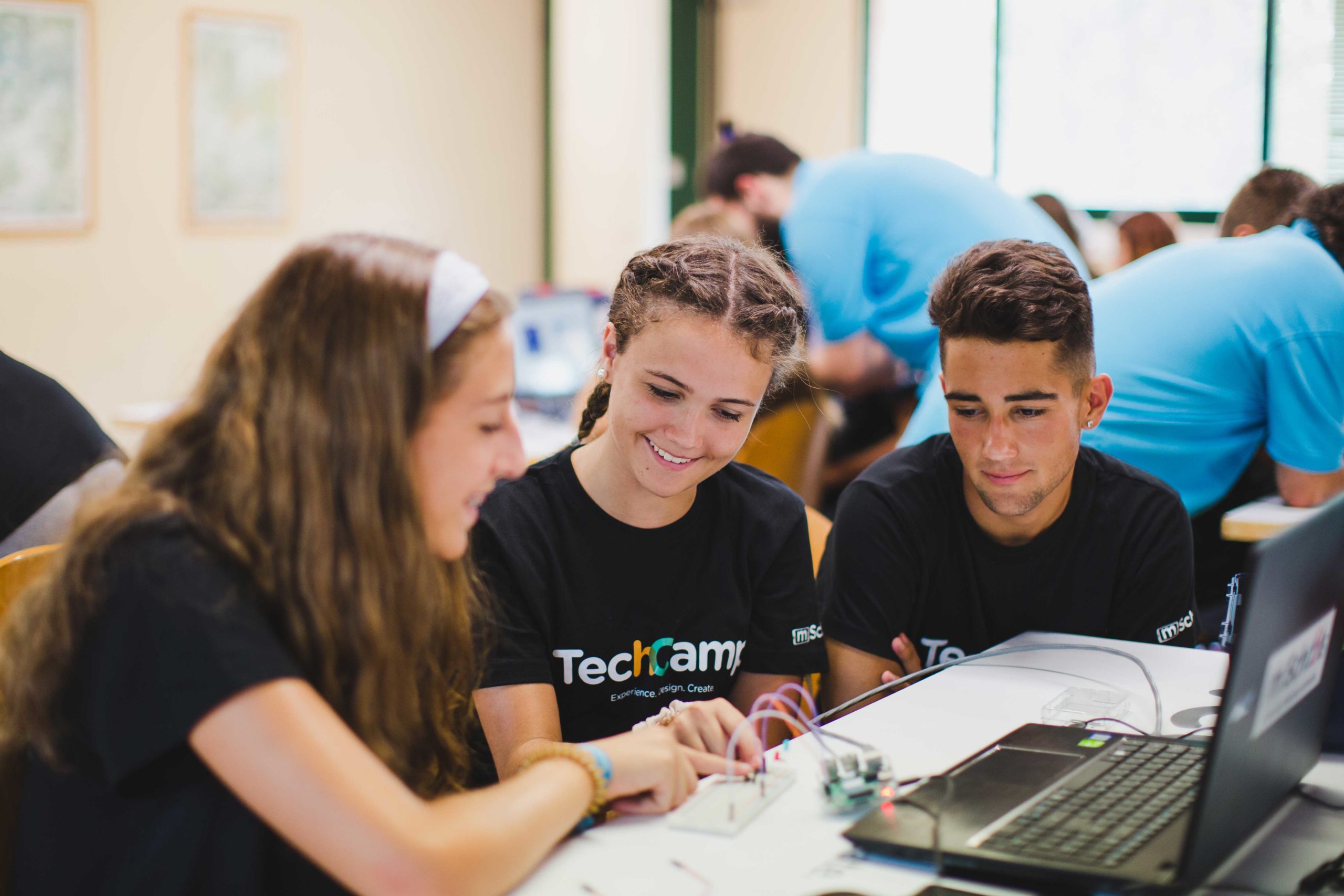 Joves catalans aprenen sobre IoT i ciberseguretat en els campaments de mSchools